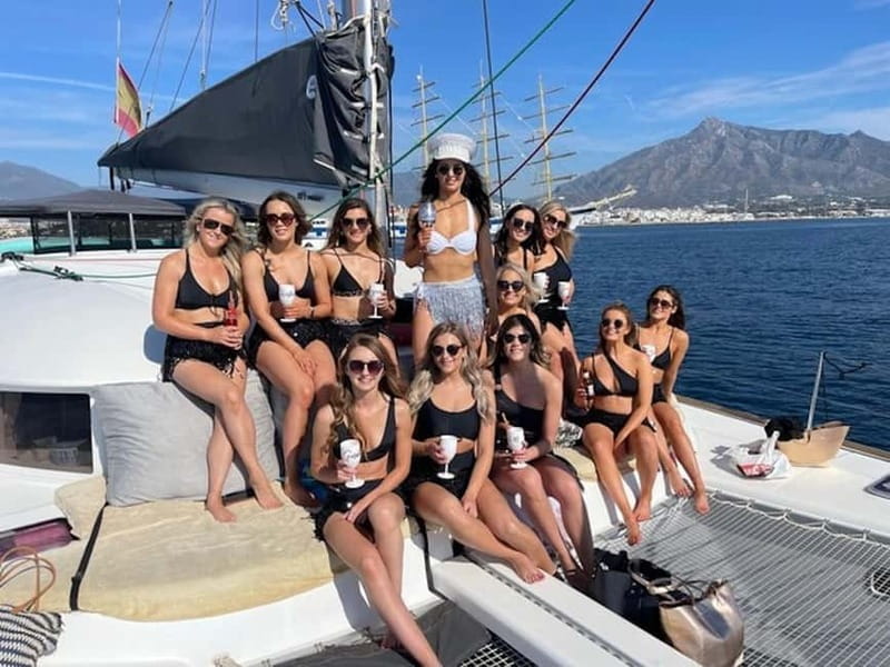 Benalmádena: Catamaran with dolphin watching and drinks - Key points at a glance