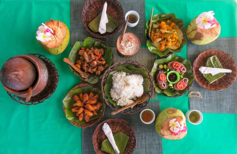 Bohol: Pamilacan Island Dolphin/Turtle Watching Tour & Lunch - Dolphin watching: a short stop that’s worth paying attention to