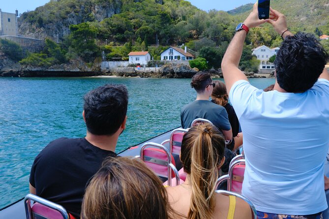 Dolphin watching in Setúbal - Boat Comfort: Plan for Limited Shade and Straddling Seating
