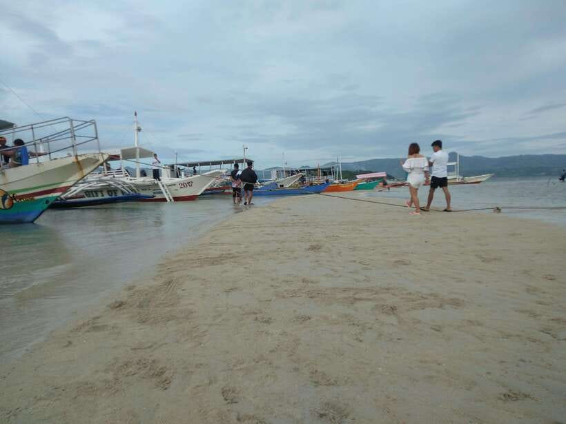 Dumaguete: Dolphin Watching & Manjuyod Sandbar Private Tour - Manjuyod Sandbar: Walking the Famous White Sand and Picking Your Spot