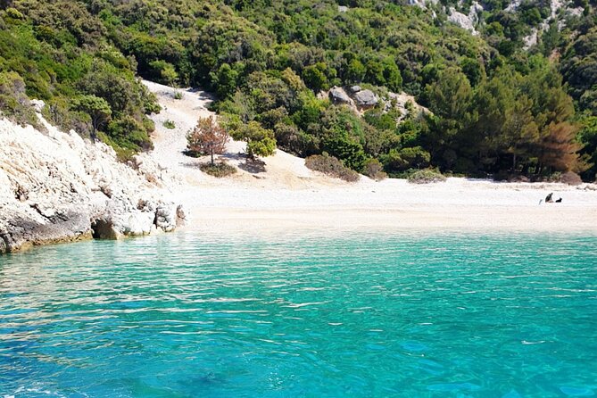 Fd boat-trip Medulin - Blue cave - Cres + lunch + dolphin search - Lunch on the Adriatic Sea: how the meal makes the day smoother