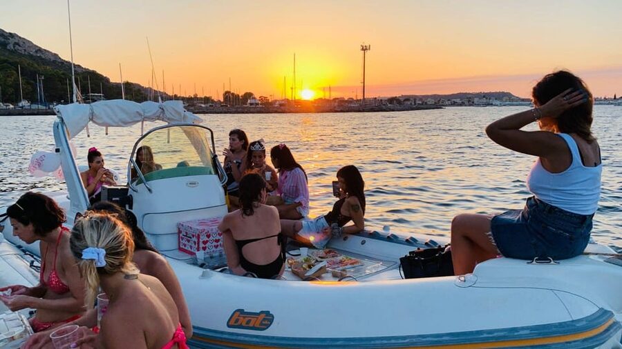 From Cagliari: sunset dolphin watching tour - Meeting at the Harbour: Find the Seaworld-Logo Boat Fast