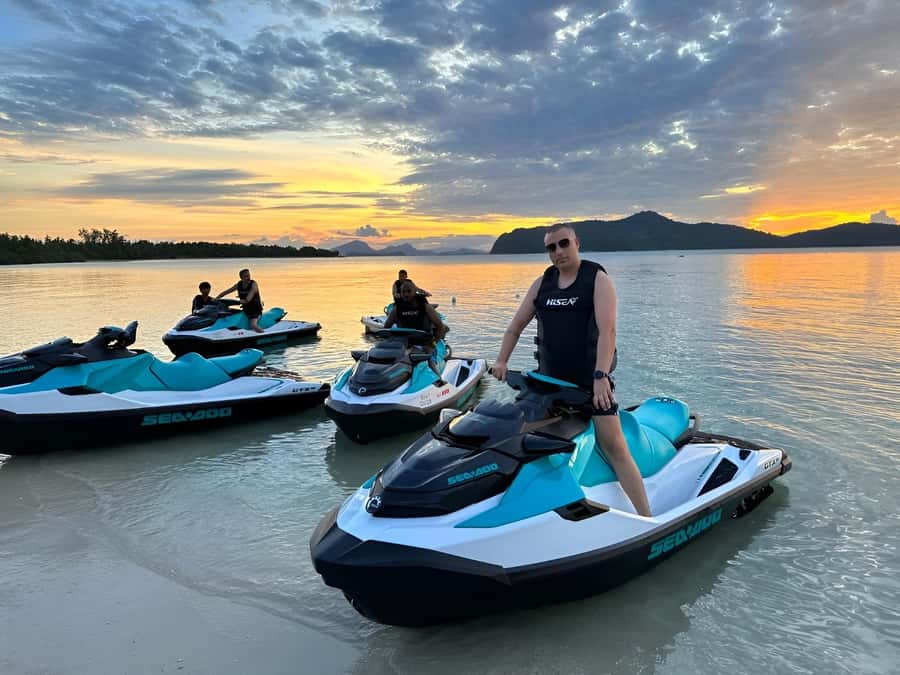From Koh Samui: Pink Dolphin Boat Tour to Khanom with Lunch - Boat Comfort and Safety: Crew Professionalism vs. Getting On/Off