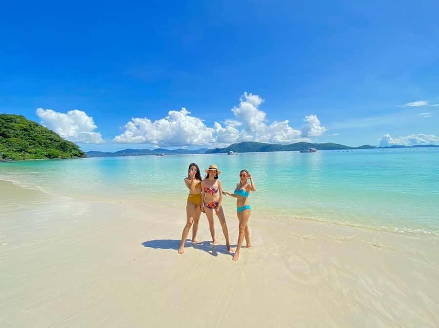 From Phuket: Racha & Maiton Island Dolphin Expedition - Racha Yai: Lunch on the Island and a Longer Beach Window