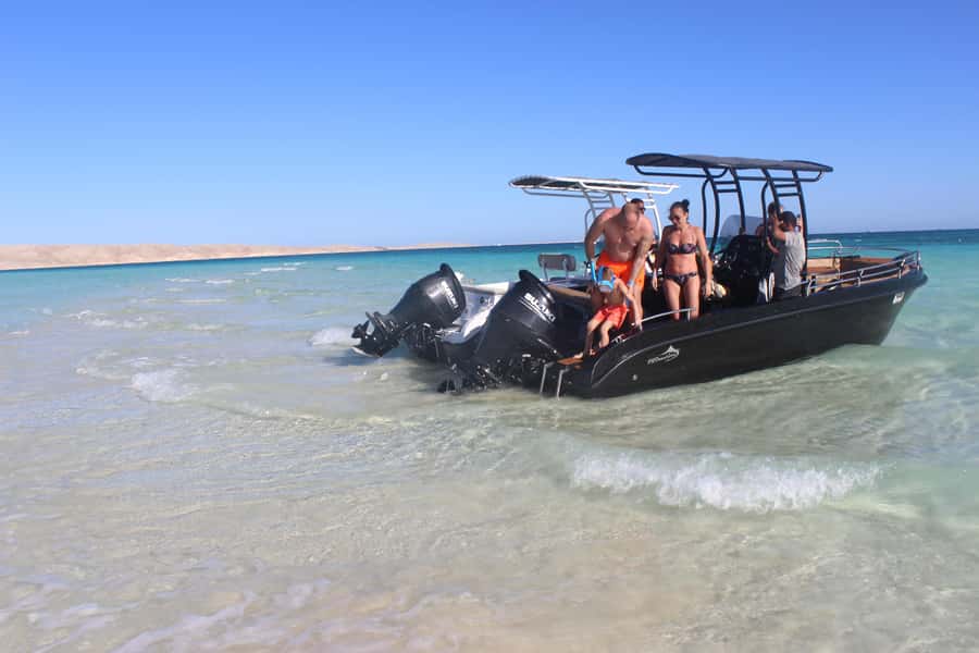Hurghada: 4 Island Hopping Tour Dolphin, Snorkeling & Lunch - Pickup, speedboat, and staying on schedule