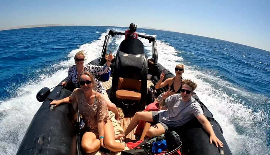Hurghada: Private Speedboat to Dolphin House with Pickup - Abu Minqar Island and the Shipwreck Stop: Photos, Sand, and Scuba-Style Scenes