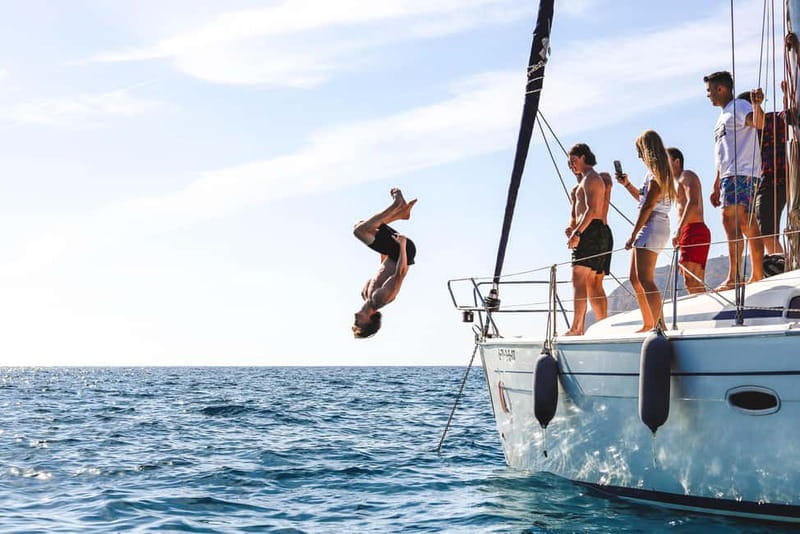 La Herradura: Sailing with a view of dolphins - Drinks, snacks, and music: the easy onboard tone
