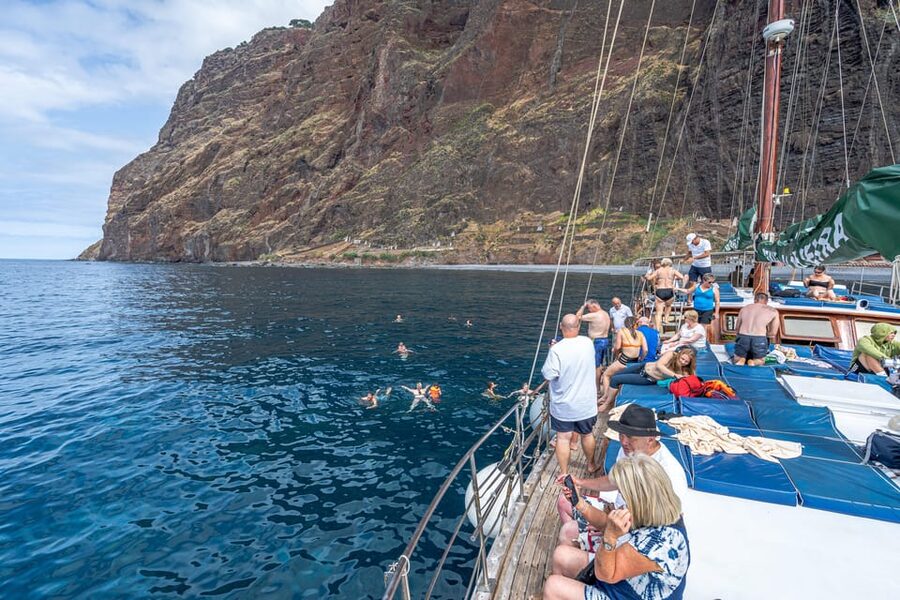 Madeira : Whales and Dolphins wooden boat excursion - From Av. Do Mar to Pier 8: the meeting and timing flow