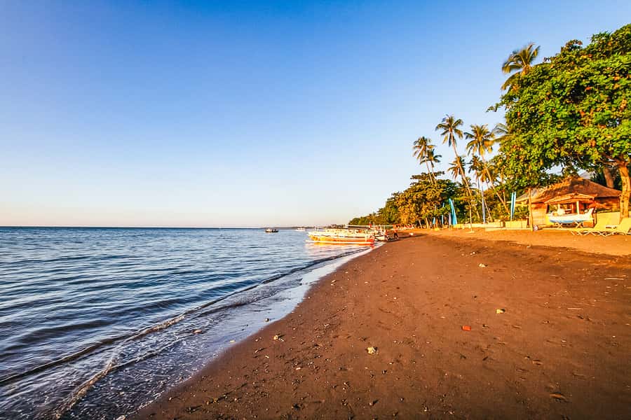 North Bali: Sunrise Tour with Dolphins, Waterfalls & Temples - Ulundanu Bratan Temple: Morning-To-Noon Contrast and Lake Views