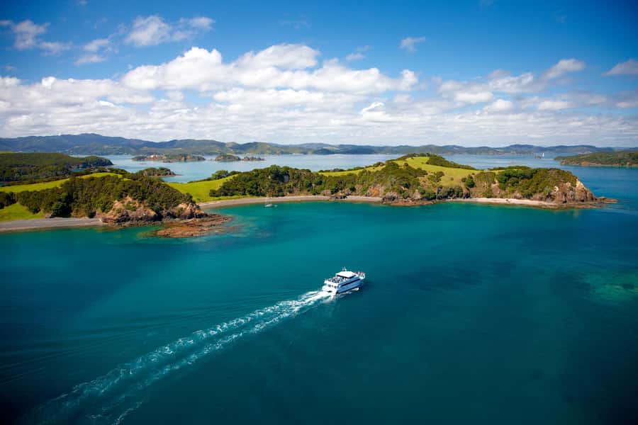 Paihia/Russell: Hole in the Rock, Dolphins & Island Cruise - Onboard comfort, decks, and what to pack for a 4.5-hour day