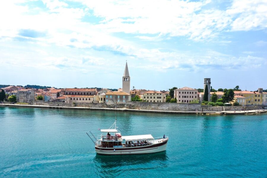 Poreč: Dolphin Spotting Cruise with Included Drinks - Sailing out of Poreč: scenic views before dolphin spotting starts