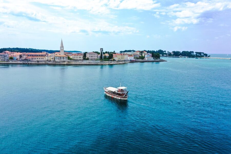 Poreč: Dolphin Spotting Cruise with Included Drinks - Drinks onboard: unlimited wine and water without turning it into a party