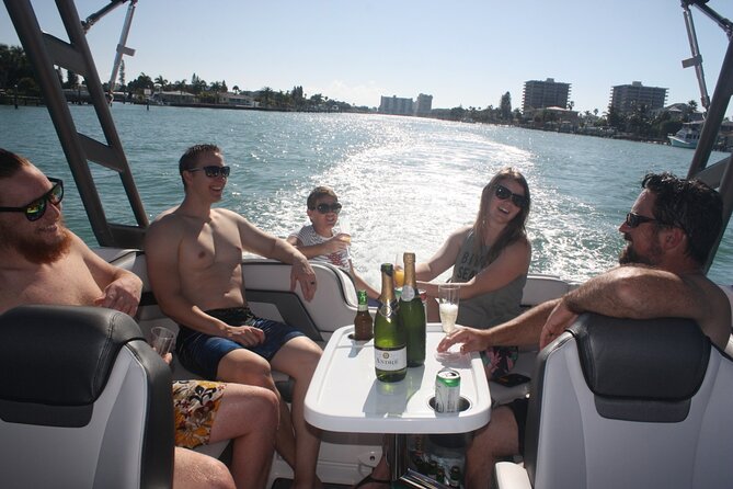 Private Boat: Island Cruise and Dolphins - Private Boat and Real Time on the Water