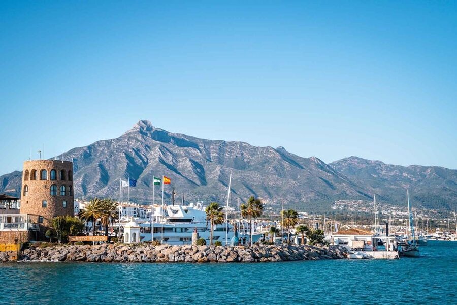 Puerto Banús: Private Cruise with Dolphins & Wakeboard - The captain factor: why the guidance changes the day