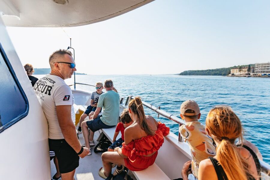 Pula: Brijuni Sunset Dolphin Cruise with Dinner & Drinks - Unlimited drinks: what’s included and how the bar experience works