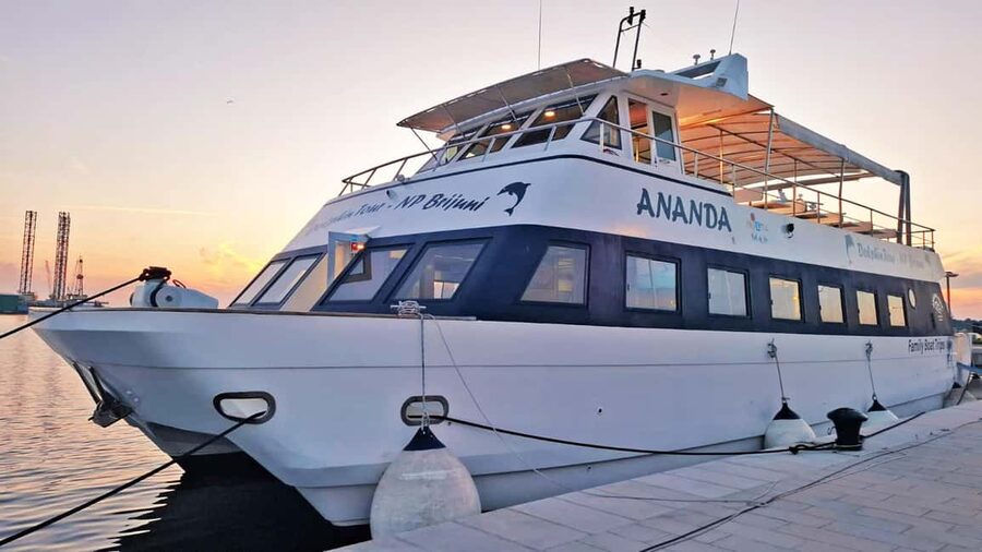 Pula: Dolphin Sunset Cruise to Brijuni with Dinner & Drinks - Dinner on board with unlimited wine: what’s included (and what to expect)