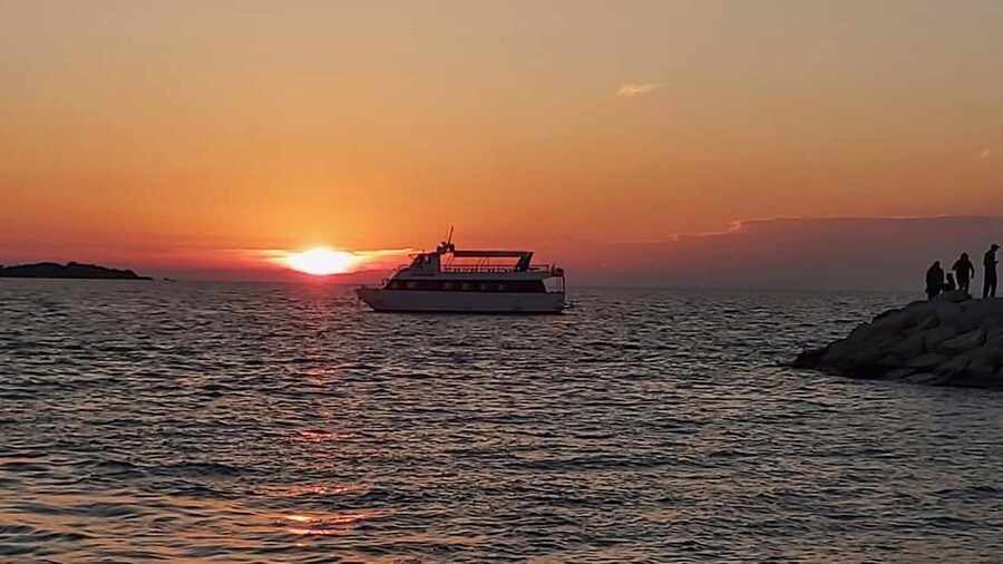 Pula: Dolphin Sunset Cruise to Brijuni with Dinner & Drinks - Seats, walking around, and comfort on a 100-person max boat