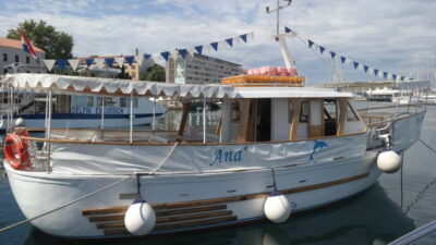 Pula: Dolphin-Watching Cruise at Sunset with Dinner & Drinks - Boarding at Riječki gat and finding the boat named Ana