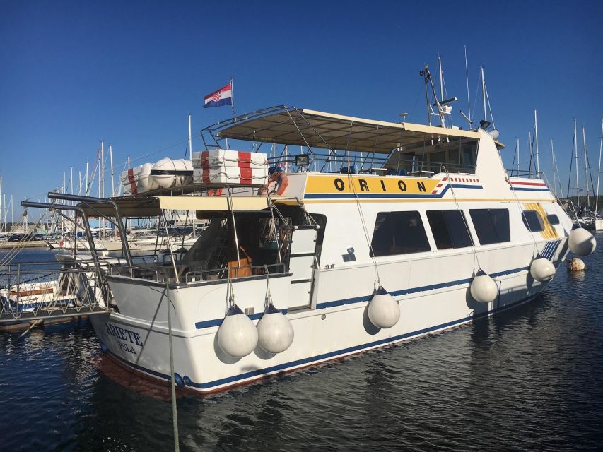 Pula: Dolphin Watching Sunset Cruise with Dinner & Drinks - Sunset across the sea: why the timing works