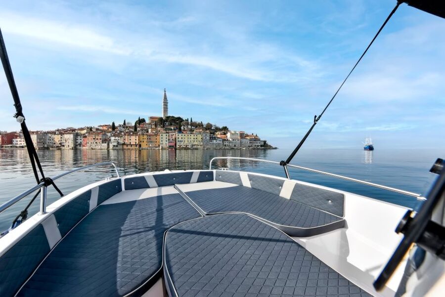 Rovinj: Dolphin Watching Sunset Speedboat Tour with Drinks - Who this tour fits best (and who should skip it)