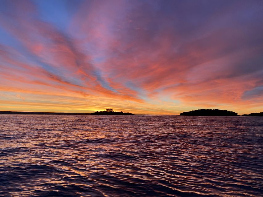 Rovinj: Sunrise Dolphins & Fishermen at Work Speedboat Tour - Sunrise from the sea: when the morning show clicks