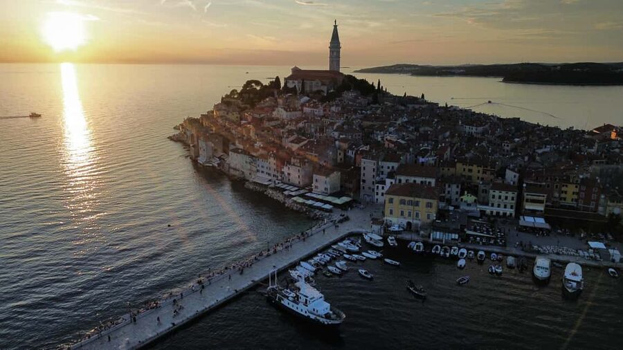 Rovinj: Sunset Speedboat Tour with Dolphin Watching - Rovinj at water level: sunset glow from a speedboat