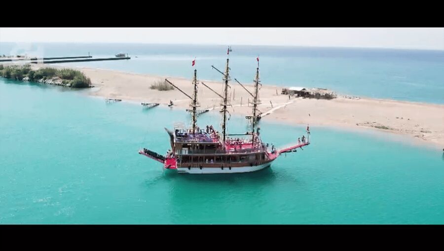 Side: Dolphin Island Boat Tour : A Seaside Adventure - Boat lunch on the water: convenient and usually a crowd-pleaser