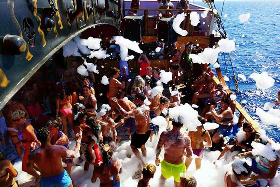 Side: Dolphin Island Boat Tour, Lunch, Sotf Drinks& Swimming - The onboard vibe: social fun versus crowded reality