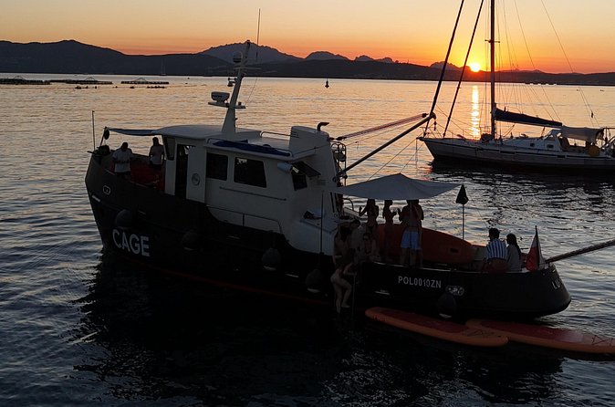 Sunset with dolphins on a vintage tugboat in Golfo Aranci - Snorkeling gear and SUPs: what’s included and how to use it well