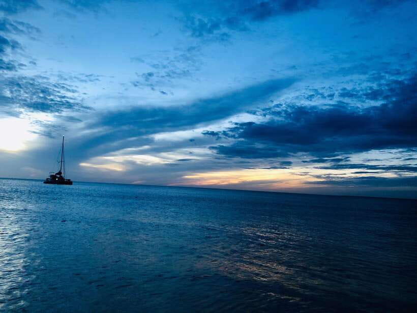 Trincomalee : Whale & dolphin watching +pigeon island tour - Coastline views and the anchor swim stop: the “in-between” time matters