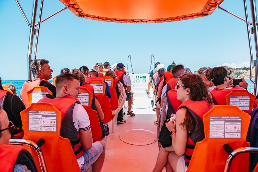 Vilamoura: Benagil Cave Boat Tour with Entry&Dolphin search - Entering the famous caves from Vilamoura Marina